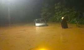 Hy sinh ô tô 16 chỗ để cứu hàng chục người chạy khỏi lũ dữ