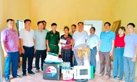 Người dân xã biên giới vui mừng khi nhận nhà mới sau cơn lũ dữ