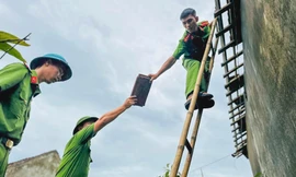 Công an, bộ đội 'đội mưa' lợp lại nhà, dọn dẹp giúp dân sau bão số 5