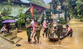 Thanh Hóa: Công an gặt lúa, đưa dân đi sơ tán trước giờ bão Bualoi đổ bộ