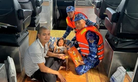 Vụ cứu hai cha con trôi dạt 13 giờ trên biển: Lời kể của người cha