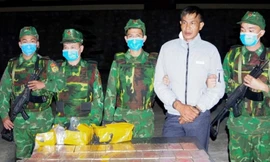 Bắt kẻ vận chuyển 32 bánh heroin