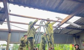 Lợp lại nhà bị hỏng sau bão, người đàn ông ngã tử vong