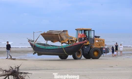 Dùng máy xúc cẩu thuyền lên bờ để 'chạy' bão số 5