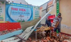 Trường học ngổn ngang sau bão, thầy cô lo không có phòng học cho năm học mới