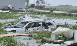 Thanh Hóa ngập, ô tô bị hất văng xuống ruộng, cột điện gãy đổ la liệt sau bão