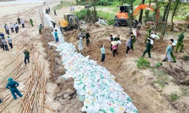 Gấp rút gia cố đê biển xung yếu, bảo vệ 600 hộ dân trước bão số 5 