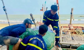 Công an Thanh Hóa gặt lúa, neo tàu thuyền giúp người dân 'chạy bão' 