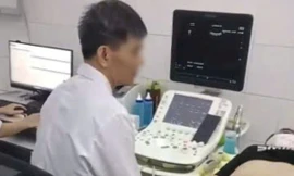 Bệnh viện thông tin việc bác sĩ vừa siêu âm vừa xem điện thoại