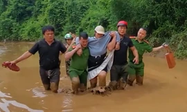 Công an xã vượt lũ đẩy cano đưa sản phụ đi sinh