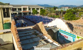 Lễ khai giảng đặc biệt ở ngôi trường tan hoang sau bão số 5
