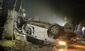 Ô tô bán tải lật ngửa va vào xe máy, vợ chồng giáo viên thương vong