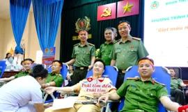 Hàng trăm công an hiến máu tình nguyện