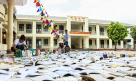 Nỗi lo sau bão, giáo viên 'giành nắng' phơi sách cho học trò