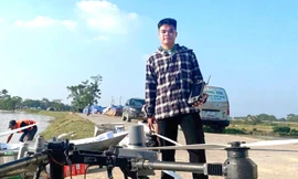 Chàng trai xứ Nghệ mang drone 400 triệu đồng chuyển hàng cứu trợ giúp bà con vùng tâm lũ