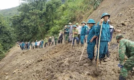 Giúp dân mở đường sau bão lũ