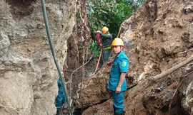 Khoan đá nổ mìn để thông đường vào 6 bản làng bị cô lập