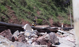 Tuyến đường ven biển liên xã ở Nghệ An hỏng nặng, nhiều đoạn vỡ vụn như bánh đa 