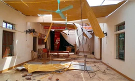 Giông lốc khiến cả trăm ngôi nhà bị tốc mái, hư hỏng