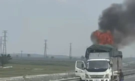Xe tải bốc cháy ngùn ngụt trên cao tốc