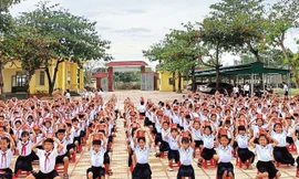 Học sinh vùng lũ nhận món quà 'đặc biệt' sau một tuần phải nghỉ học do mưa bão