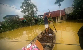 Hơn 2.000 hộ dân Hà Tĩnh bị cô lập trong lũ suốt 3 ngày