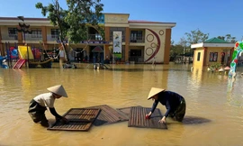 Được biết, theo thống kê có 16 trường học trên địa bàn bị ngập lụt chưa đón học sinh đến trường. Dự kiến đầu tuần tới, các điểm trường trở lại học bình thường.