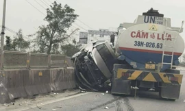 Ô tô con bị 'kẹp cứng' giữa xe bồn và dải phân cách sau tai nạn