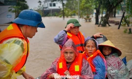 Người dân vùng lũ Hà Tĩnh hoảng hốt khi nước lên nhanh