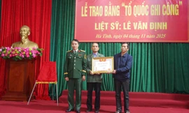 Trao Bằng ‘Tổ quốc ghi công’ cho thân nhân liệt sĩ sau nhiều năm chờ đợi 