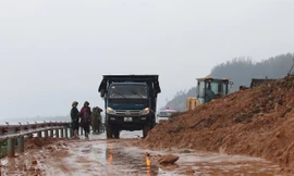 Mưa lớn gây sạt lở, ách tắc đường ven biển ở Hà Tĩnh