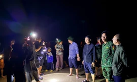 Thuyền đánh cá chở 2 cha con bị lật, một người mất tích 