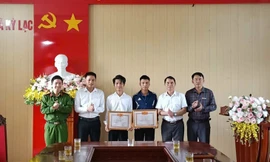Nam sinh lớp 11 cùng hai thanh niên được khen thưởng vì cứu người đuối nước