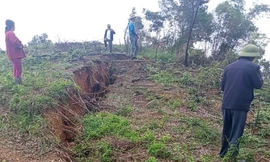 Cấm đường, sơ tán dân khi đồi xuất hiện vết nứt dài hàng trăm mét