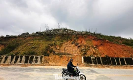 Đường ven biển nghìn tỷ tê liệt nhiều ngày vì sạt lở