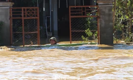 Lũ lịch sử lặp lại sau 10 năm, hàng ngàn hộ dân khốn khổ vì cô lập