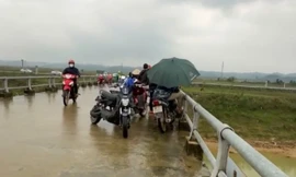 Tìm kiếm người đàn ông bỏ lại xe máy trên cầu