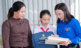 T.Ư Đoàn thăm, tặng quà hỗ trợ thanh thiếu nhi bị ảnh hưởng sau bão