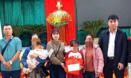 Bé gái bị cha dượng dùng búa bạo hành đã xuất viện, về quê ngoại ở Sơn La