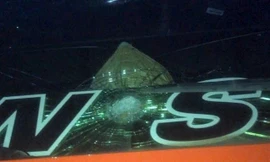 Hai xe tải và xe khách bị ném đá vỡ kính khi di chuyển trên cao tốc Bắc - Nam