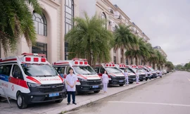 Vingroup hỗ trợ Hà Tĩnh 15 xe cứu thương và thiết bị y tế