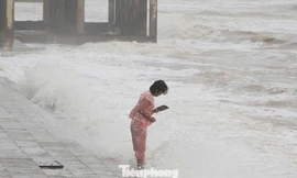 Bão áp sát, người dân vẫn vô tư 'chơi đùa' với sóng biển Cửa Lò
