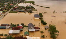 Cảnh nước lũ đục ngầu bủa vây xã miền núi Nghệ An