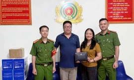 Nữ thiếu tá công an trả lại túi xách gần 400 triệu cho người đánh rơi