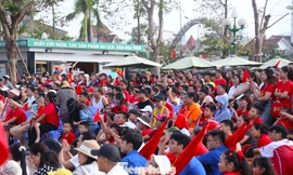 Hàng nghìn người đổ về Quảng trường Hồ Chí Minh 