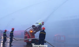 'Siêu robot chữa cháy' diễn tập sự cố hỏa hoạn ở sân bay Vinh