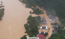 Nước lũ bủa vây xã miền núi Nghệ An