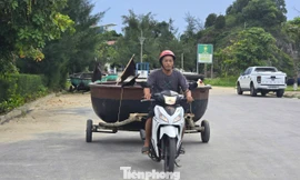 Người dân phố biển chằng chống nhà, kéo thuyền thúng về nhà tránh bão số 5