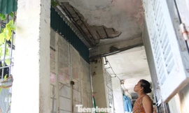 Chung cư xuống cấp, trần rơi lả tả