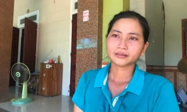 Người vợ xúc động đón tin chồng bán gà lôi trắng được tại ngoại